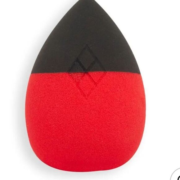 Revolution Beauty X DC Comics Harley Quinn Diamond Blending Sponge - Picture 2 of 4